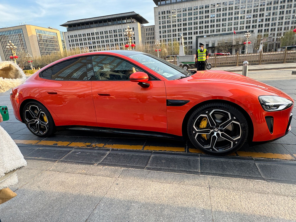 Xiaomi-SU7-Lava-Orange-B.jpg