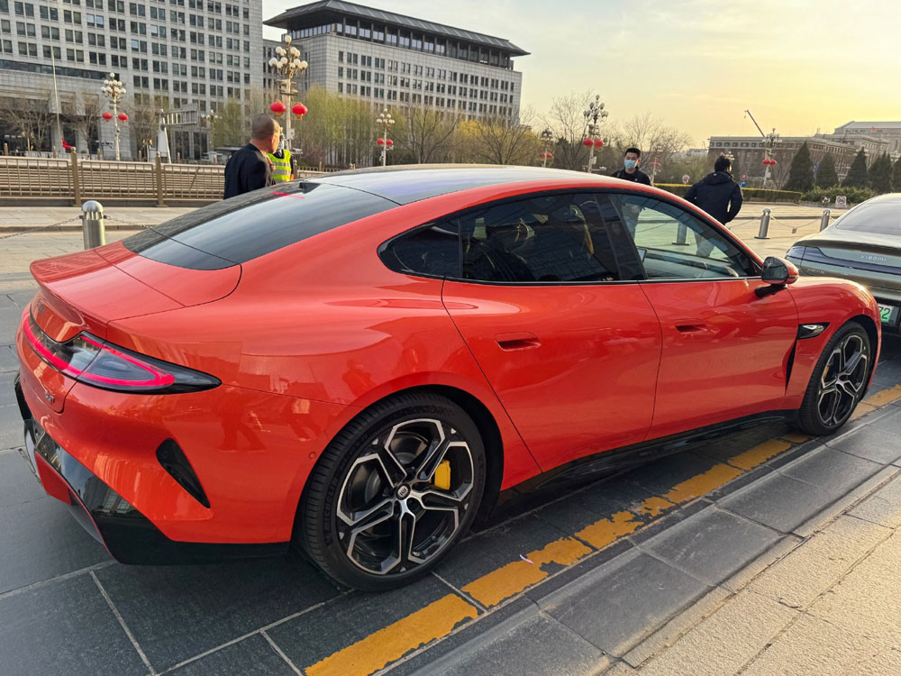 Xiaomi-SU7-Lava-Orange-C.jpg